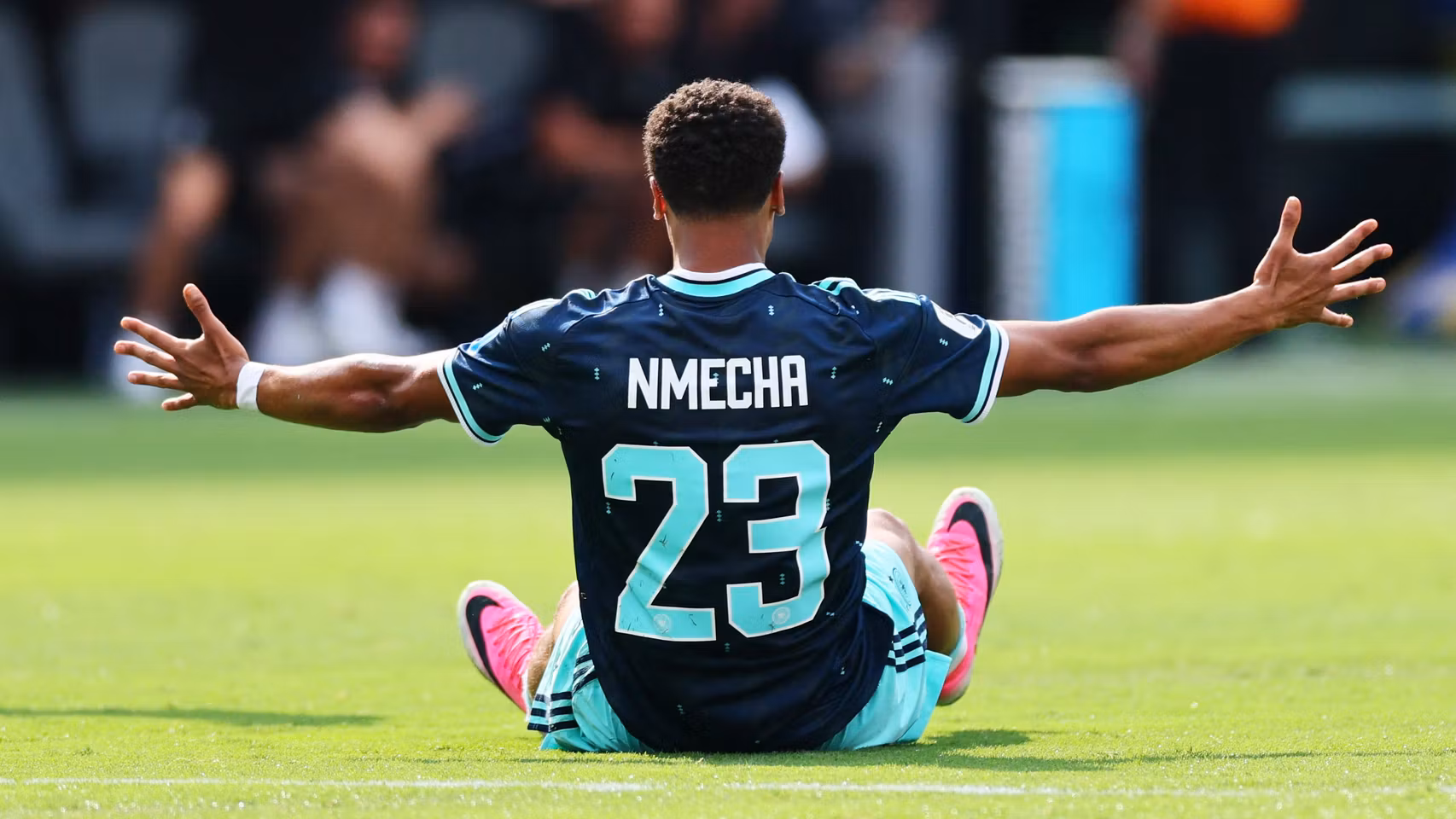 Nmecha pide falta en el partido ante Ecuador.