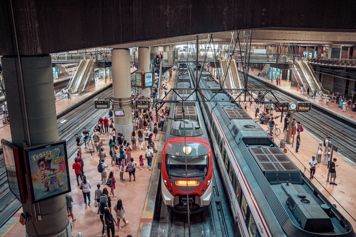Andenes de la estación de Atocha en verano.