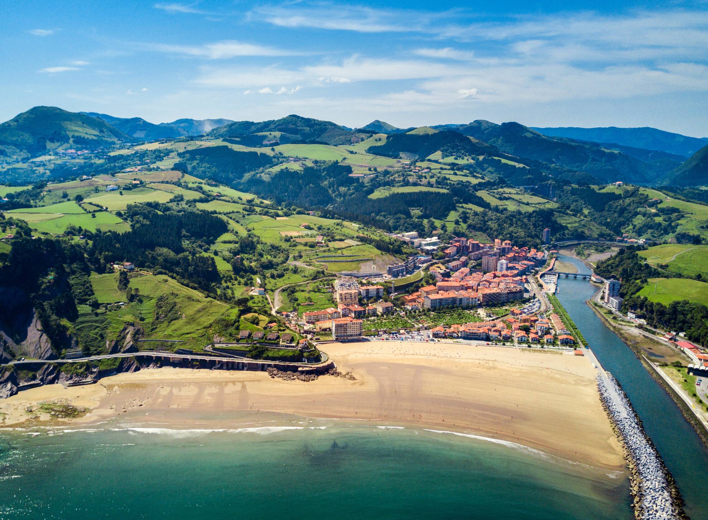 Foto: La playa y el paseo marítimo son dos de los grandes atractivos de este pueblo costero del País Vasco. (Turismo Euskadi)