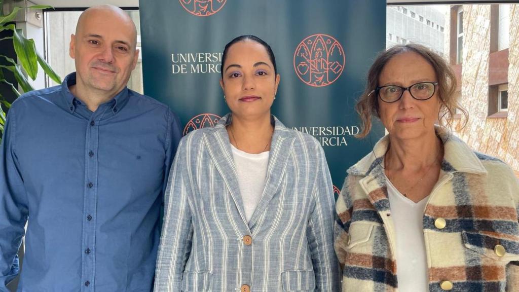 Julio A. Camacho-Ruiz, Carmen M. Gálvez-Sánchez y Rosa M. Limiñana-Gras, investigadores del Departamento de Personalidad, Evaluación y Tratamiento Psicológicos de la Universidad de Murcia (UMU).