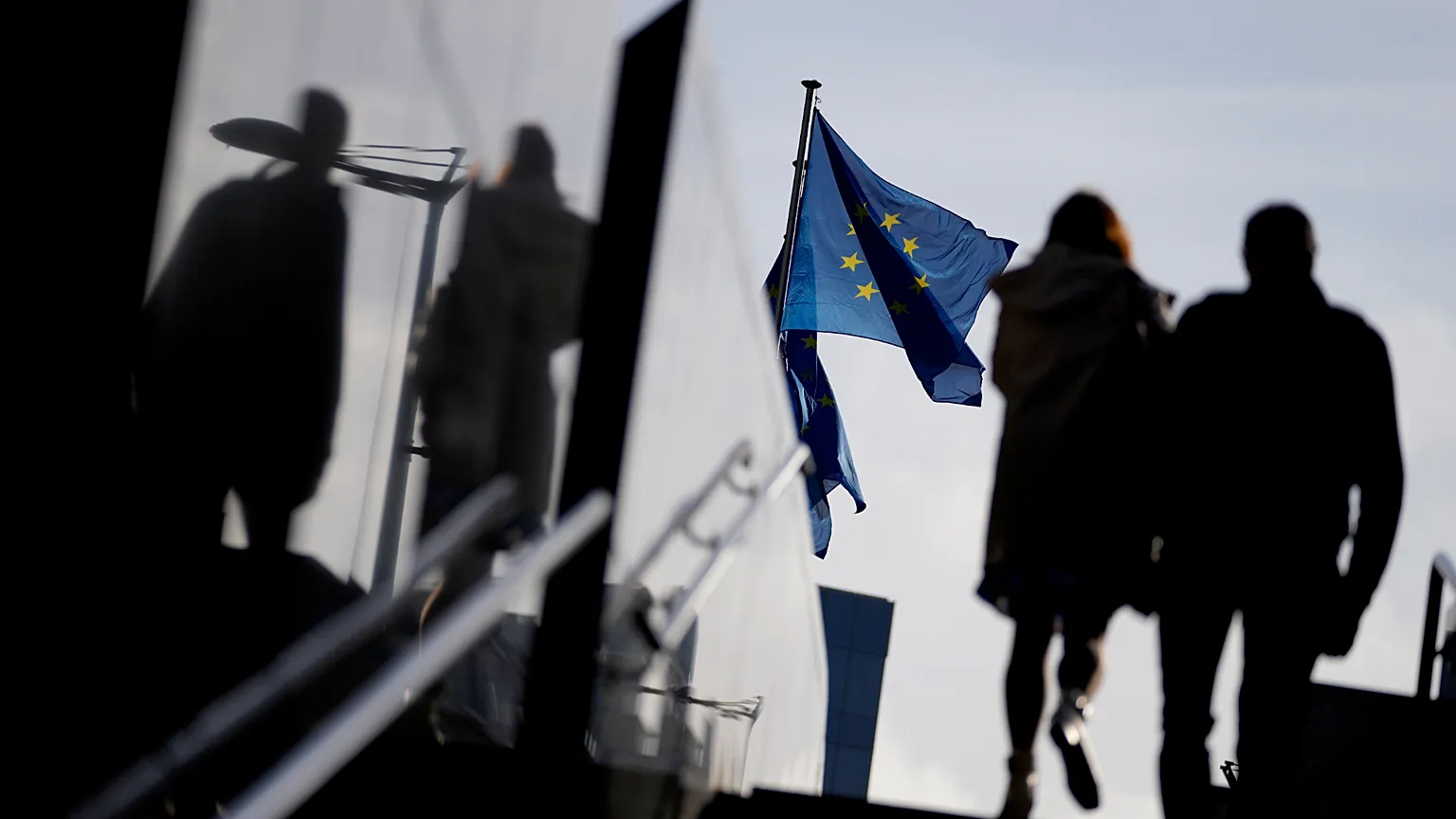 A couple walk past the European Commission on 26 October, 2021.