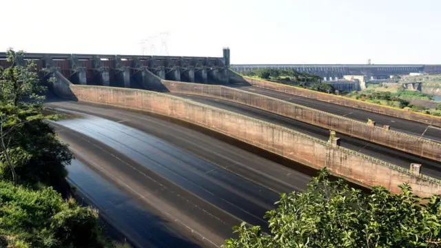 Vista de la represa hidroeléctrica binacional de Itaipú, cerca de Hernandarias, a 350 km al este de Asunción, en la frontera entre Paraguay y Brasil,