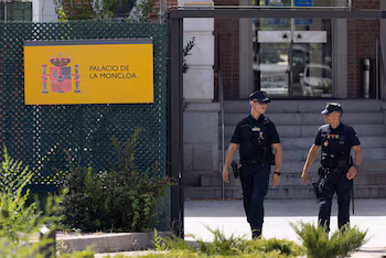 Agentes de Policía a su salida del Palacio de La Moncloa, a 30 de julio de 2024, en Madrid (España). (Eduardo Parra - Europa Press)