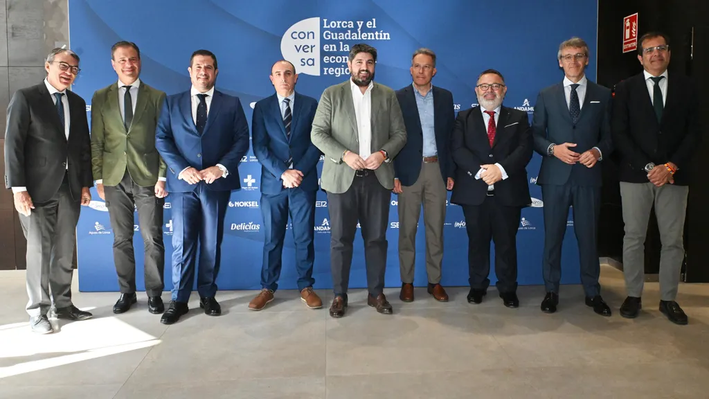 López Miras, junto a los participantes en el Foro Conversa de la Cadena SER celebrado en Lorca.