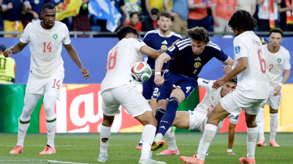 McTominay, rodeado por varios jugadores de Marruecos.