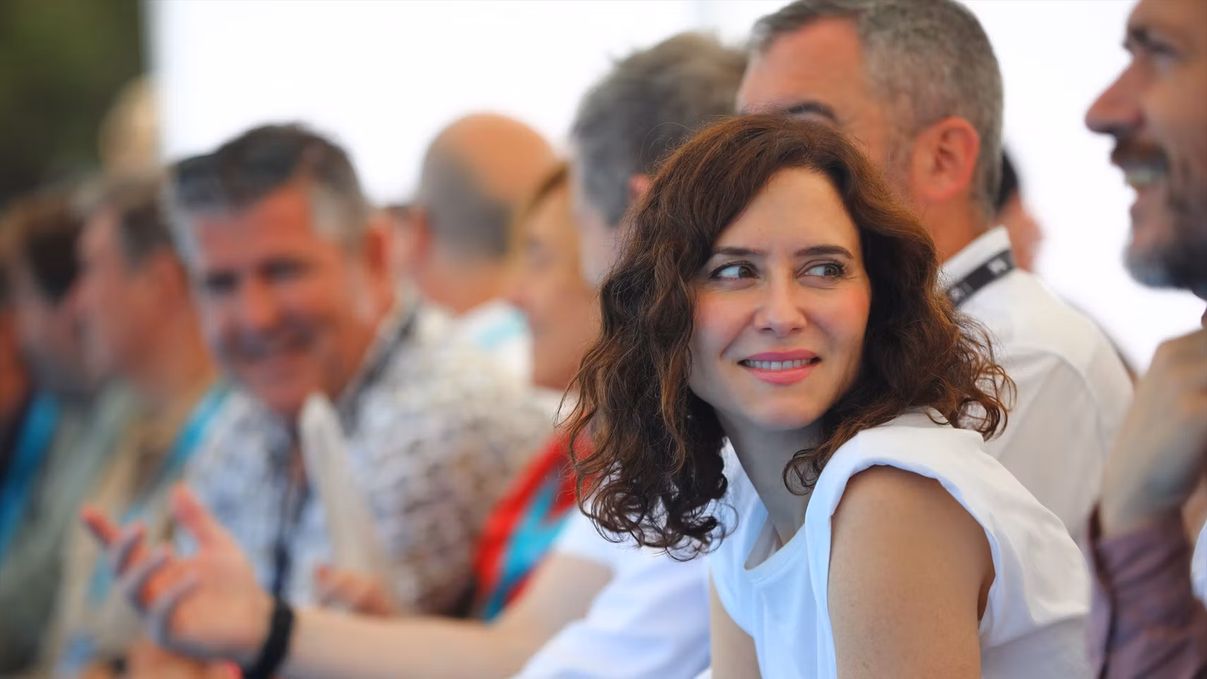 Isabel Díaz Ayuso, este domingo en la jornada inaugural de las Ligas Eusko Label y Euskotren de Traineras 2026, en el embalse de Riosequillo de Buitrago del Lozoya.
