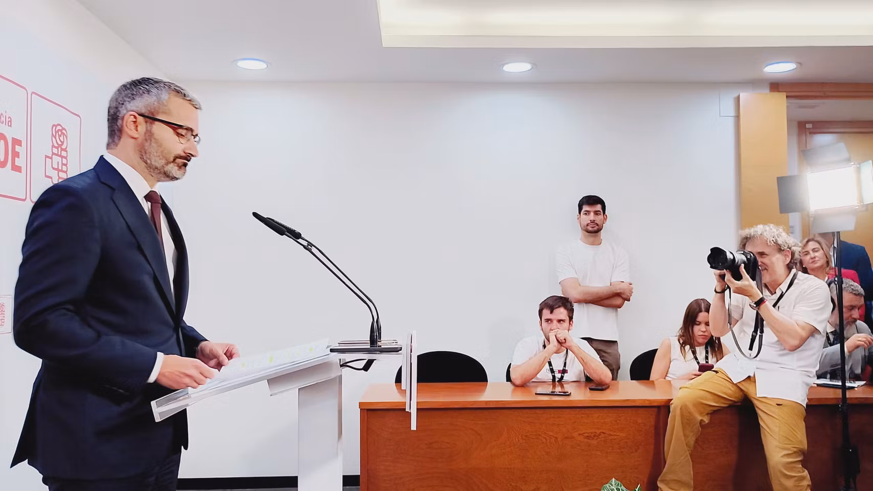 Francisco Lucas, este jueves, compareciendo en la sala de prensa del PSOE en la Asamblea Regional.