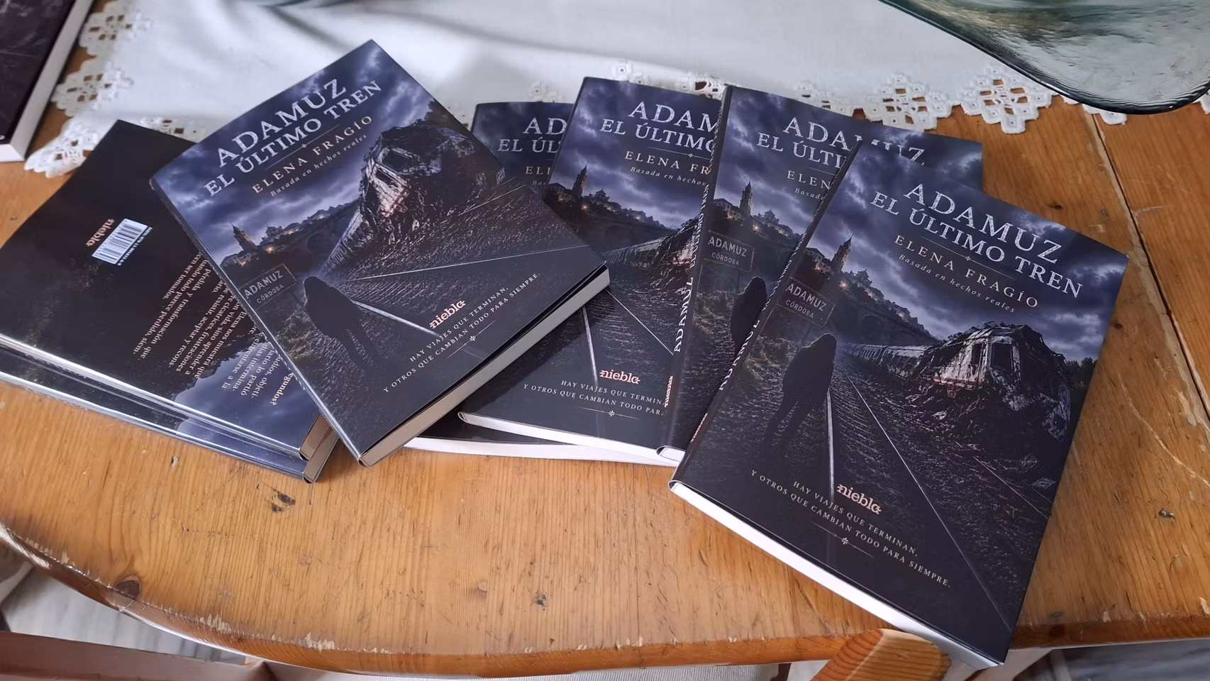 Ejemplares del libro Adamuz el último tren, en la mesa de su domicilio.
