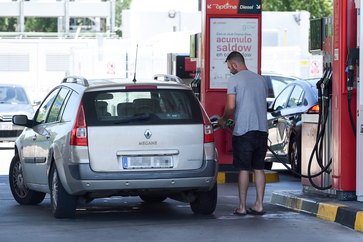 Un joven reposta en una gasolinera de Madrid. Gustavo Valiente - Europa Press