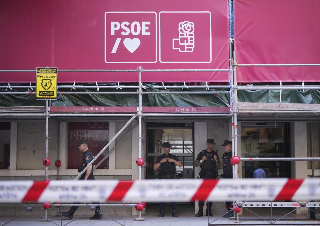 Policías nacionales en la puerta de la sede del PSOE en Ferraz el pasado 27 de mayo, cuando la UCO accedió para recabar información.