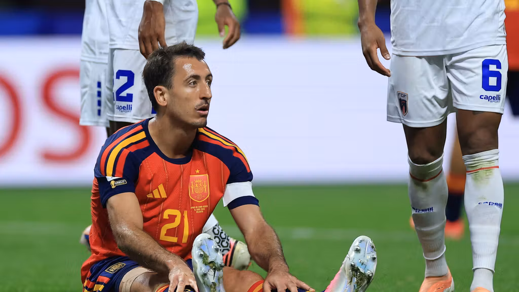 Mikel Oyarzabal, presionado por dos rivales.