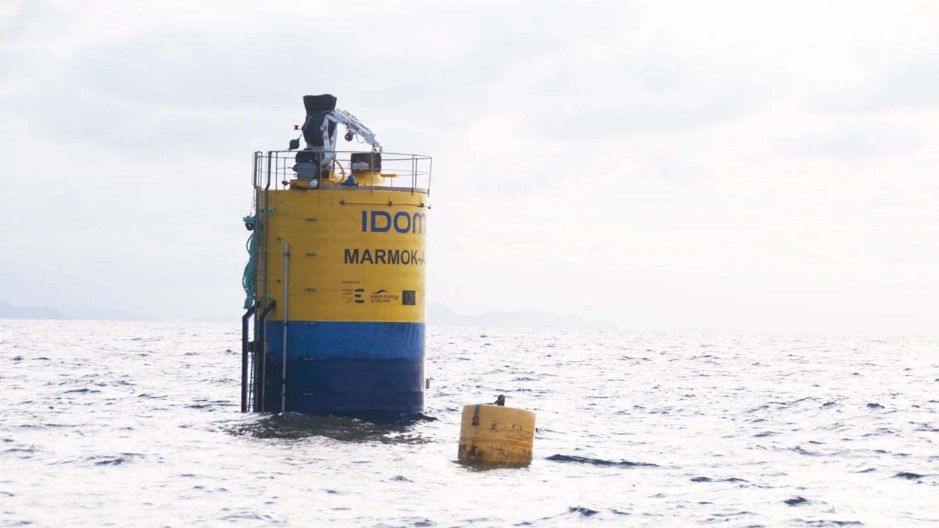 España busca en el mar su energía infinita: así funciona la boya de 42 metros que ya genera electricidad con las olas