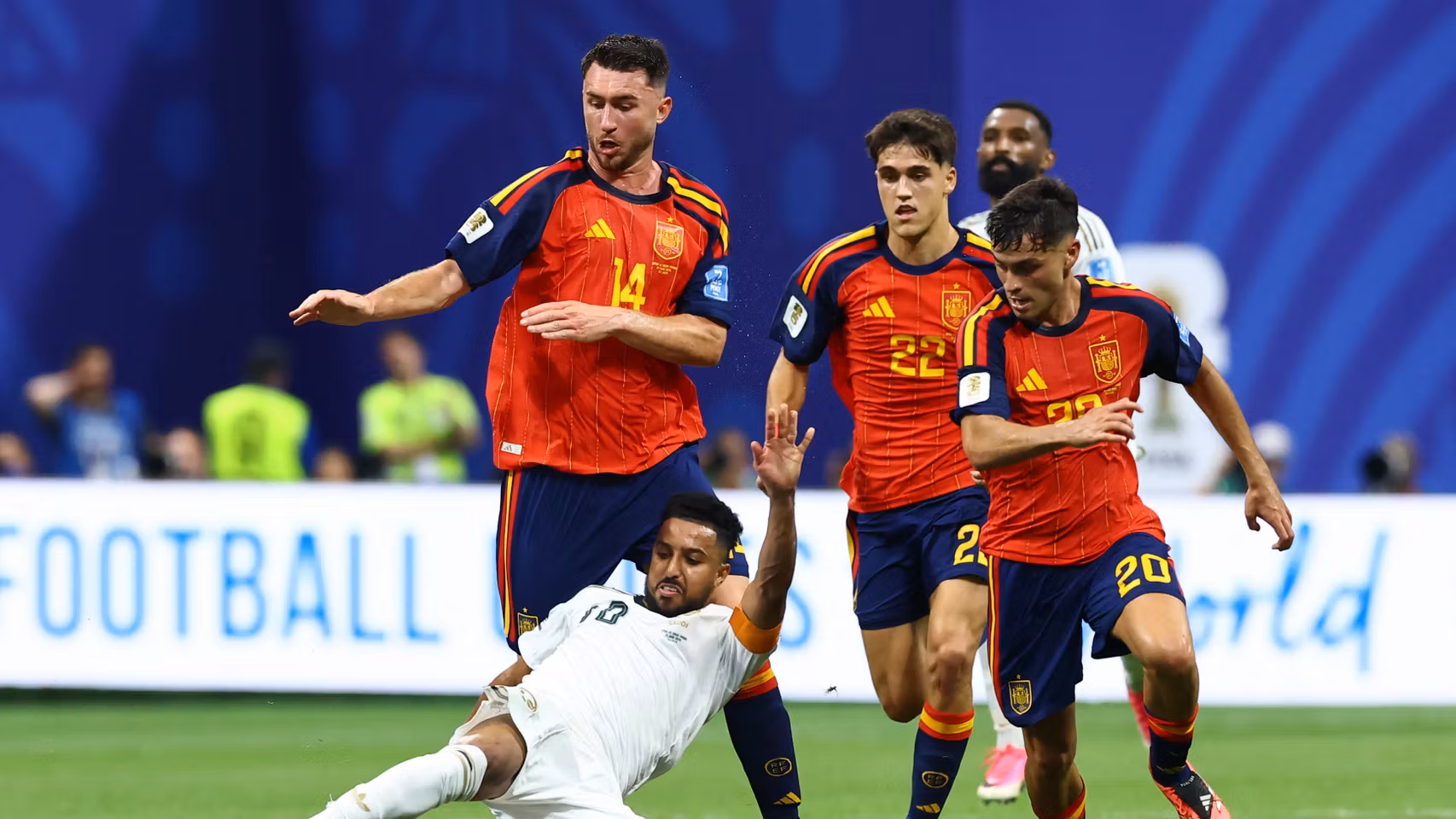 Laporte, Cubarsí y Pedri, durante el partido de España contra Arabia Saudí.