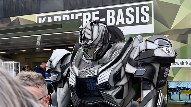 A Transformers-style walking act by the Bundeswehr in front of a careers information point at the ILA 2026, 13.06.2026