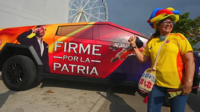 Un Tesla haciendo campaña por Abelardo.