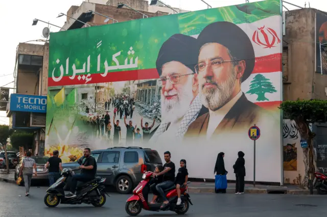 Un mural de Alí Jamenei y su hijo Mojtaba en la fachada de un edificio en una calle de Irán.