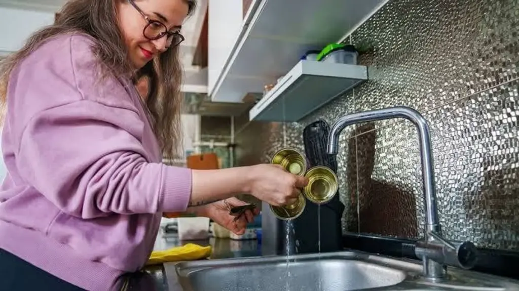 Aceite del atún al fregadero: el error del fatberg que Nick Knowles advierte