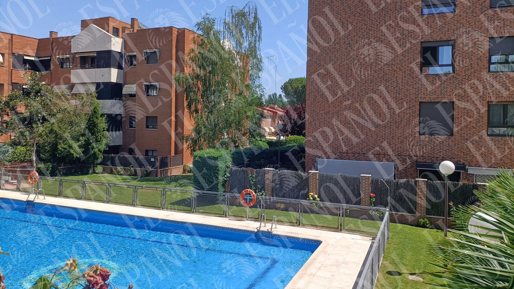 Interior de la comunidad del piso de la call Dinamarca, en Pozuelo de Alarcón.