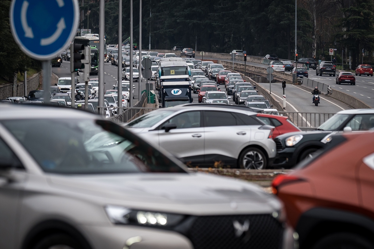 Vehículos en la A6, en Madrid.Diego Radamés / Europa Press