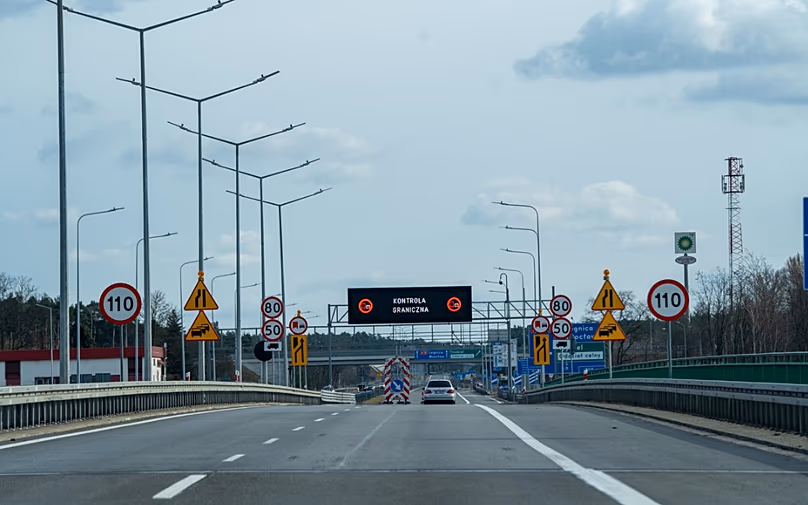 Paso fronterizo A18 Alemania–Polonia con control de fronteras activo. Fotografía tomada durante un recorrido de investigación de campo, marzo de 2026.
