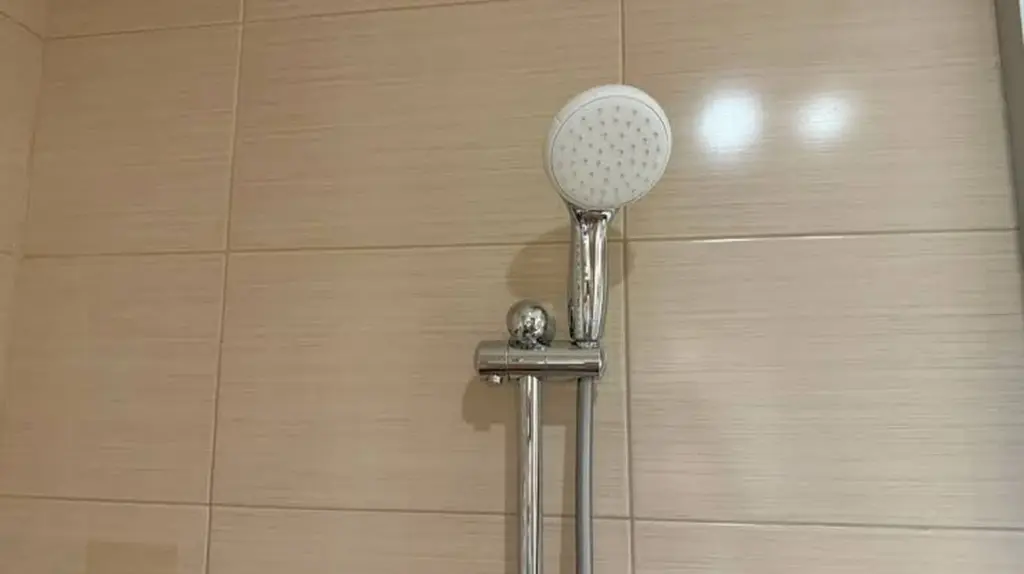 Adiós a la bañera: las cápsulas de ducha que arrasan en Europa y ahorran 40%