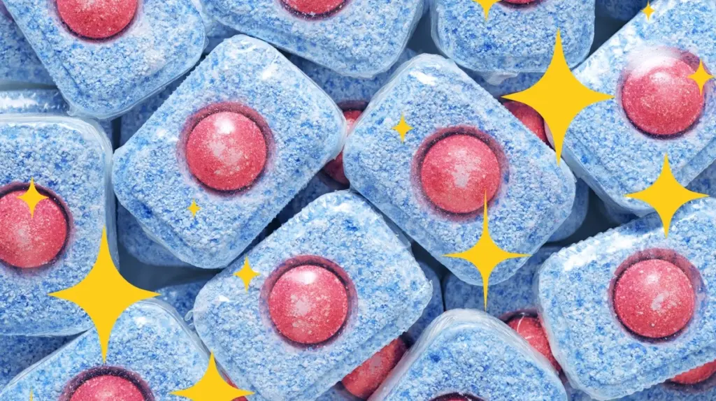 Adiós a la cal en tu ducha: el truco de las pastillas para lavavajillas