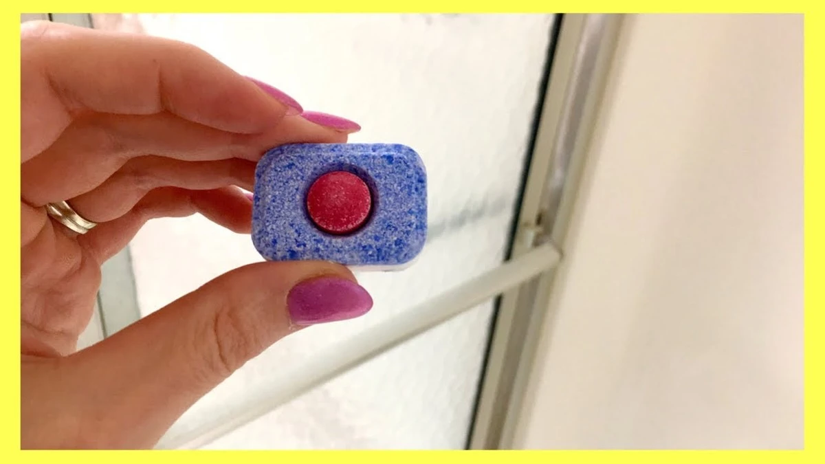 Adiós a la cal en tu ducha: el truco de las pastillas para lavavajillas - image 1