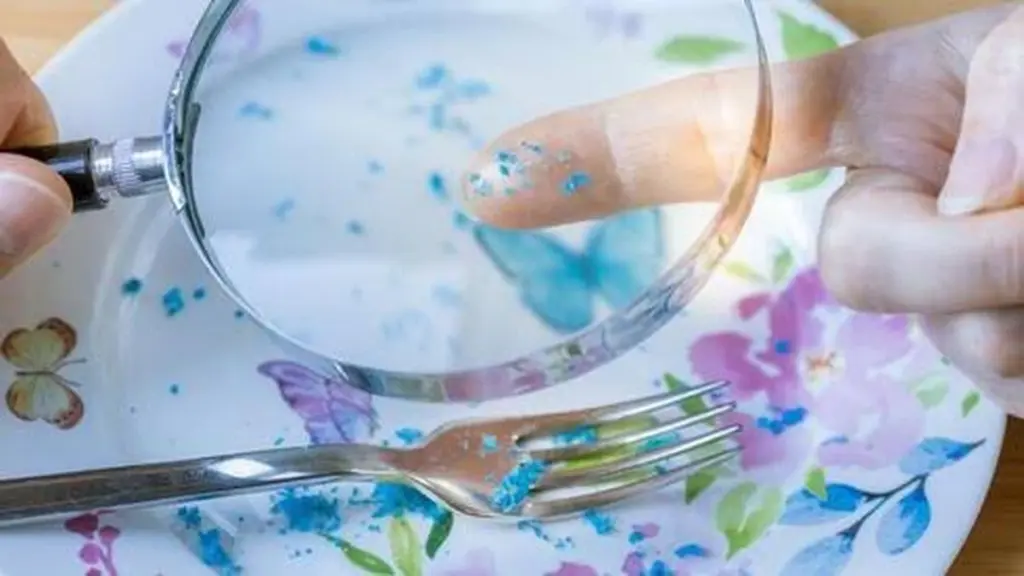 Adiós a la esponja mágica: el peligro del plástico y sus microplásticos en tu corazón