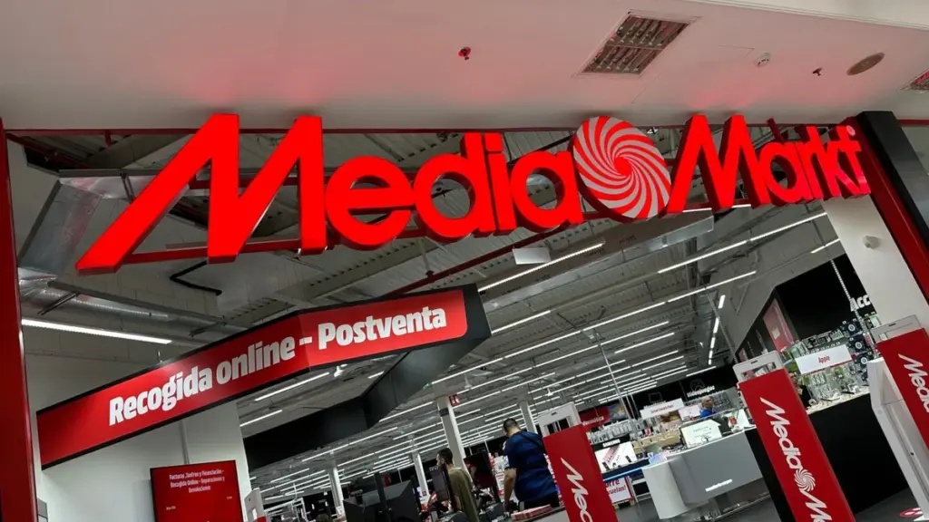 Adiós al aire: este ventilador de techo con luz de MediaMarkt ahorra un 80%