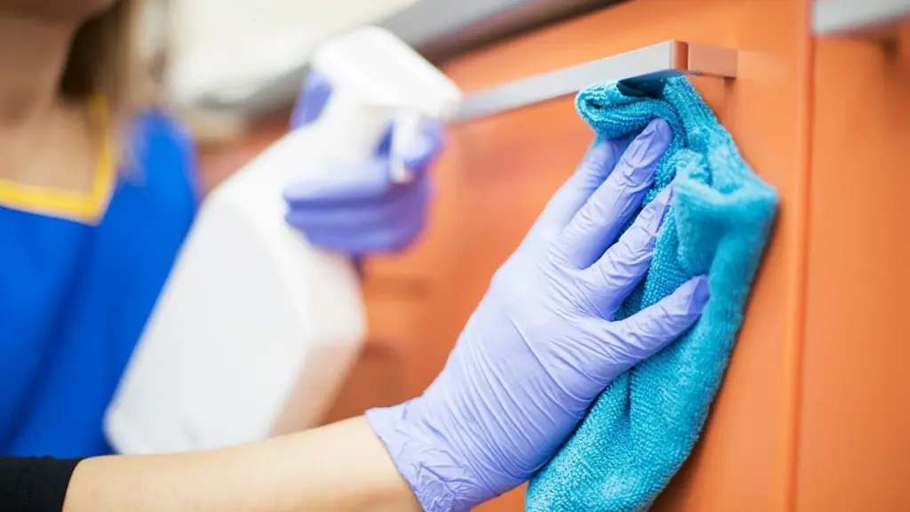 Adiós a la lejía: el truco con bicarbonato de sodio y peróxido de hidrógeno