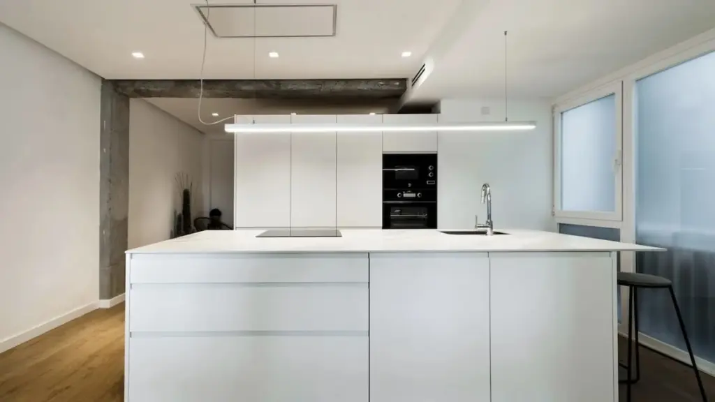 Adiós a la nevera a la vista: el truco para integrar frigoríficos en las cocinas modernas