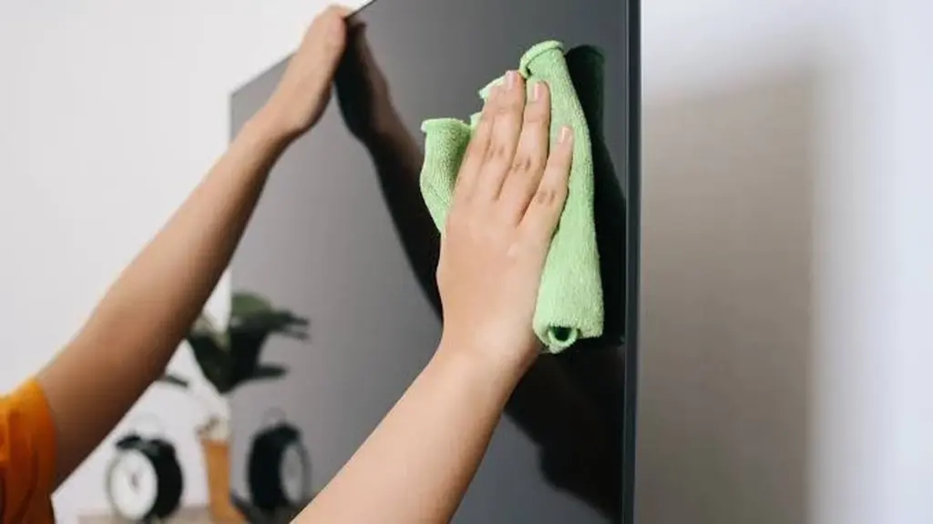 Adiós a las manchas: el método de 1 minuto para limpiar tu Televisión y su Pantalla de cristal líquido
