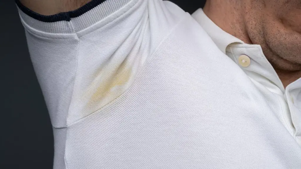 Adiós a las manchas de sudor: el truco infalible para tu camiseta blanca