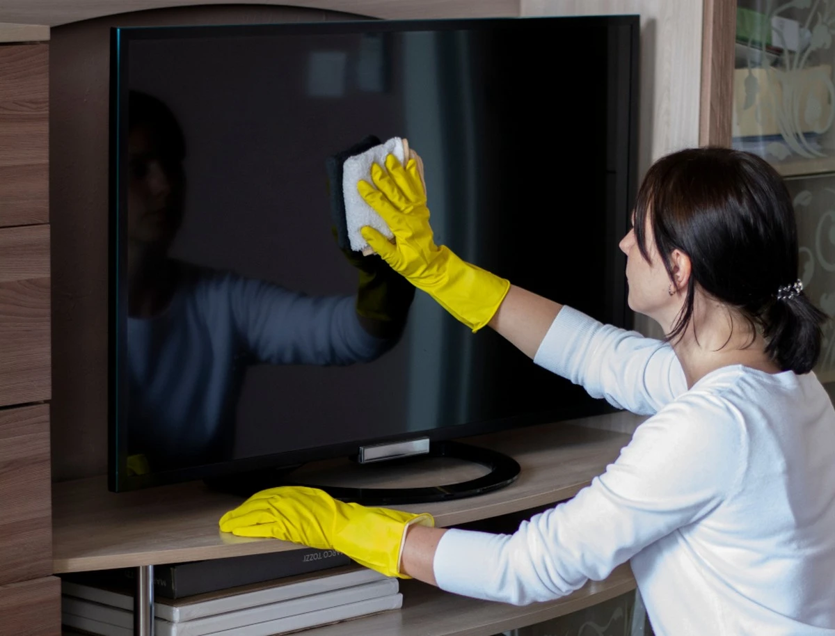Adiós a las manchas: el método de 1 minuto para limpiar tu Televisión y su Pantalla de cristal líquido - image 1