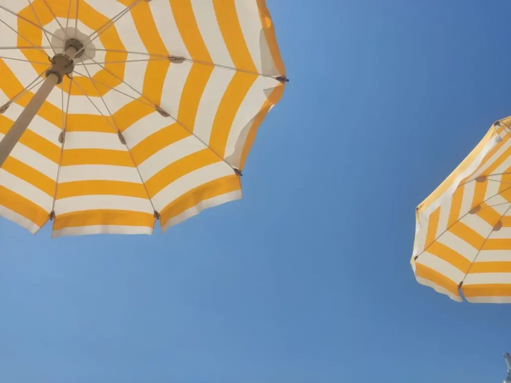 Adiós a la sombrilla voladora: el refugio STRANDÖN de IKEA para este verano