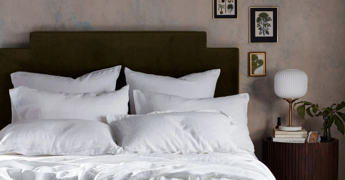 Adiós al blanco: los 3 colores de ropa de cama que envejecen tu dormitorio - image 1