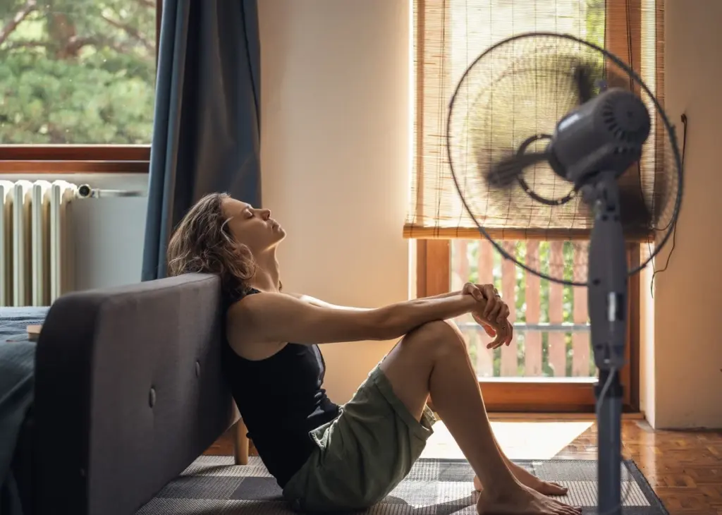 Adiós al calor: NNGYK y Dívány revelan el truco español para enfriar la casa