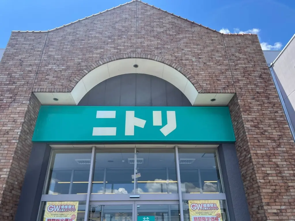 Adiós al caos en pisos pequeños: el Estante para la ropa de Nitori que ahorra un 30% de espacio