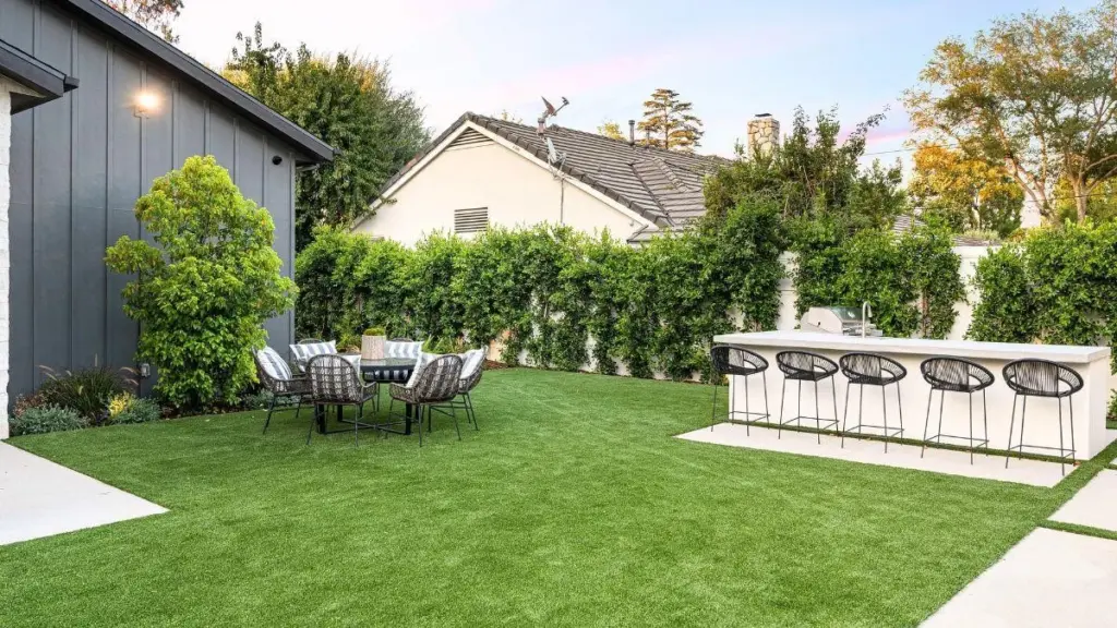 Adiós al césped artificial: 7 alternativas para refrescar tu jardín 25°C menos