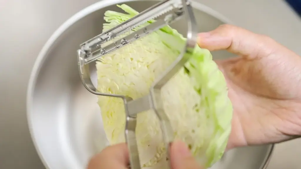 Adiós al cuchillo: El pelador de acero inoxidable para repollo de MUJI que ahorra tiempo