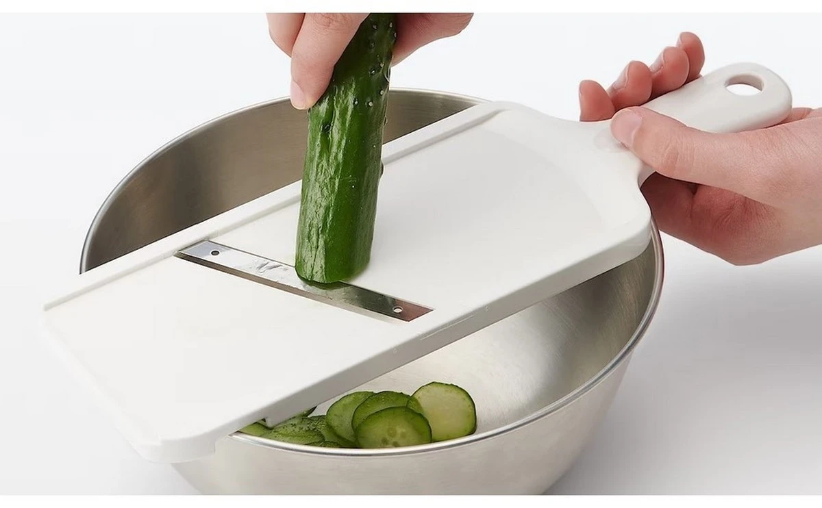 Adiós al cuchillo: El pelador de acero inoxidable para repollo de MUJI que ahorra tiempo - image 1