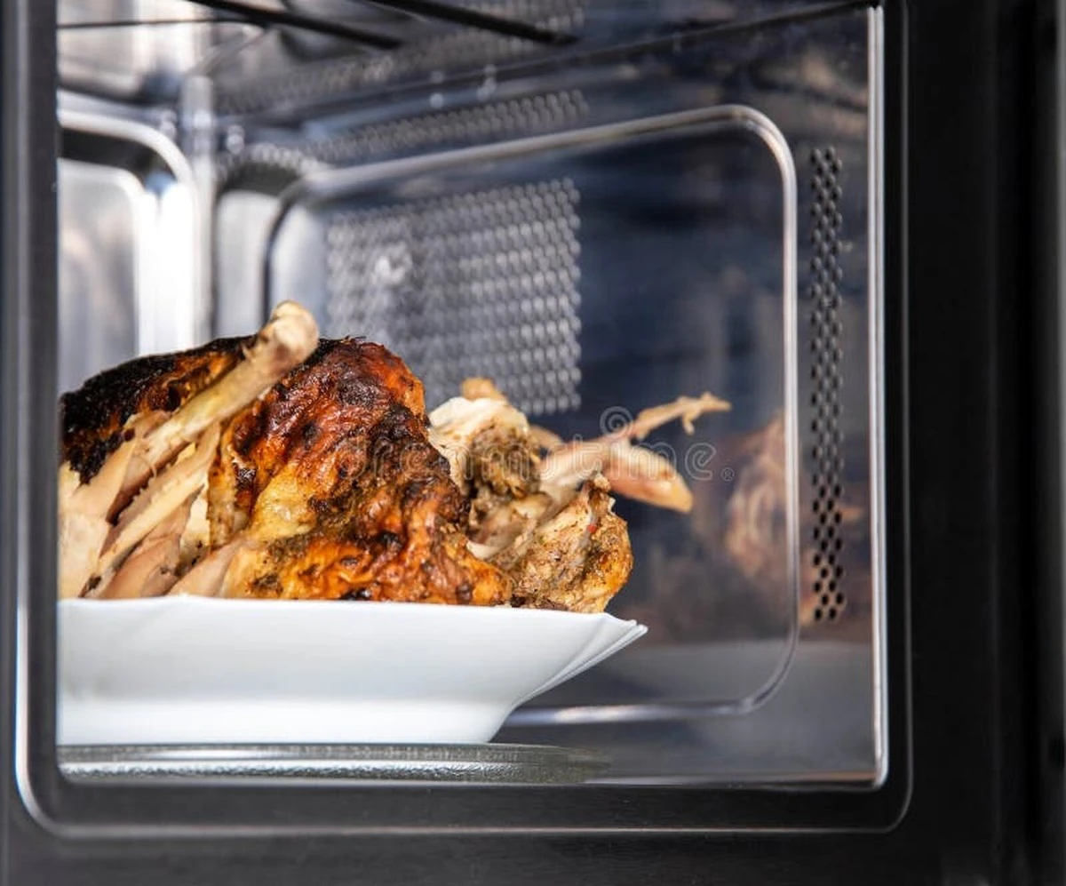 Adiós al horno: el accesorio de CAINZ para una Plancha de Grill para Microondas perfecta en 6 minutos - image 1