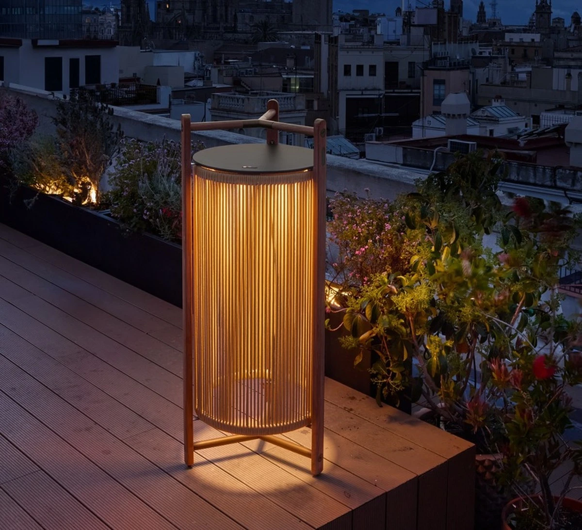 Adiós a los cables en la terraza: la joya de Lidl es esta lámpara de pie inalámbrica - image 1