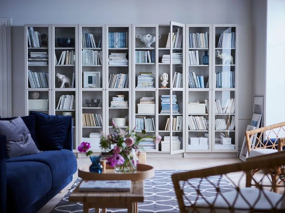 Adiós al salón agobiante: el truco con la Billy de IKEA para ganar espacio - image 1