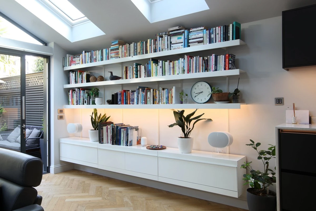 Adiós a muebles pesados: el truco de diseño de interiores con repisas modulares flotantes - image 1