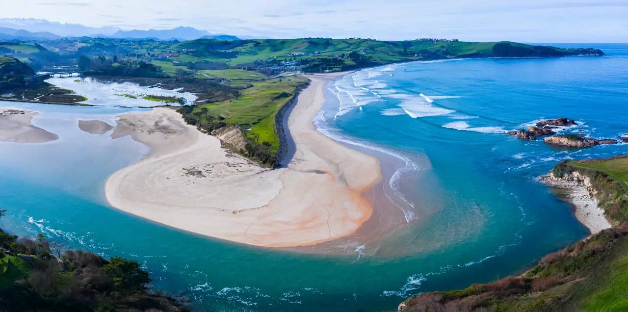 Foto: Vista aérea del sistema dunar y la desembocadura de la Ría de la Rabia, un espacio natural de gran valor ecológico. (iStock)