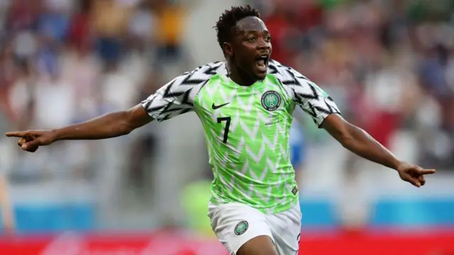Ahmed Musa celebra el gol de la selección de Nigeria