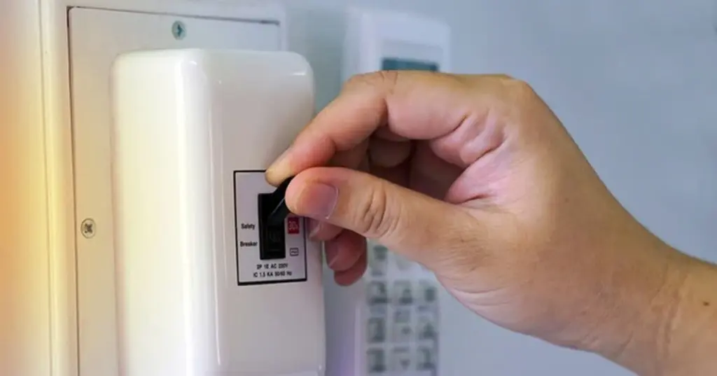 Aire acondicionado: por qué debes bajar el interruptor automático al salir