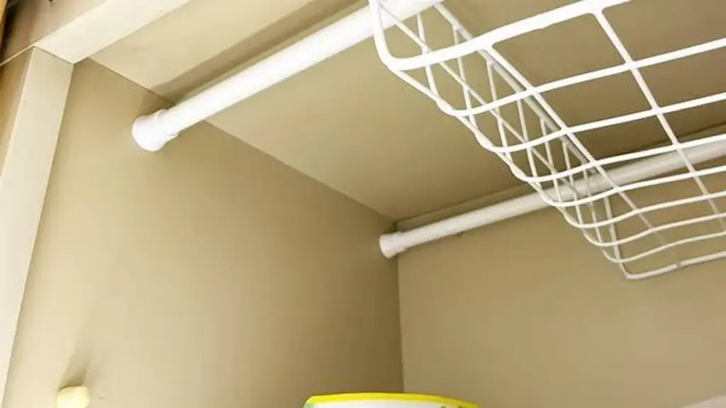 Armarios llenos: el truco de la rejilla metálica y percha extensible para duplicar espacio