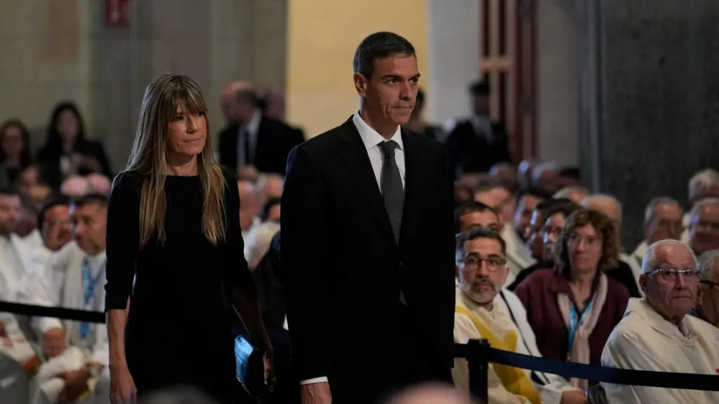 El presidente del Gobierno de España, Pedro Sánchez, y su esposa Begoña Gómez asisten a la misa oficiada por el Papa León XIV en la Sagrada Familia.
